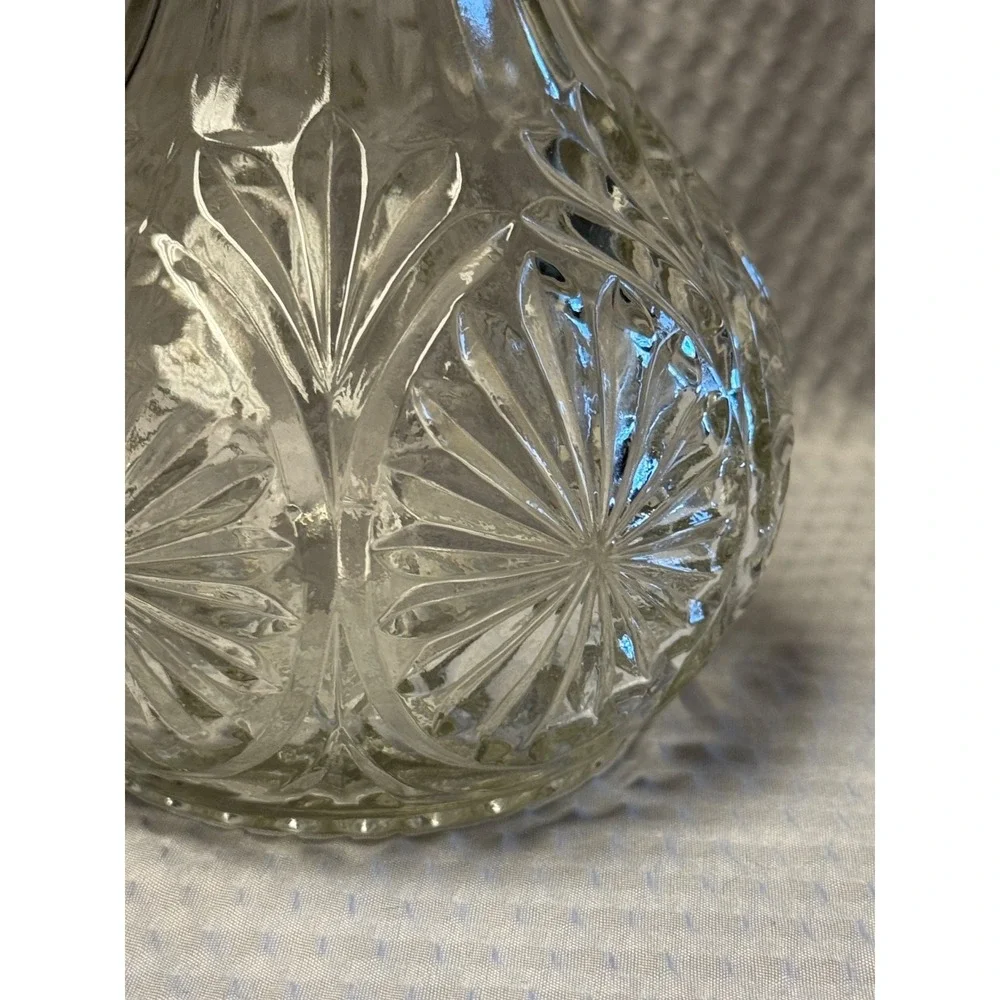Beautiful Vintage Anchor Hocking Cameo Star Medallion Pressed Glass Decanter